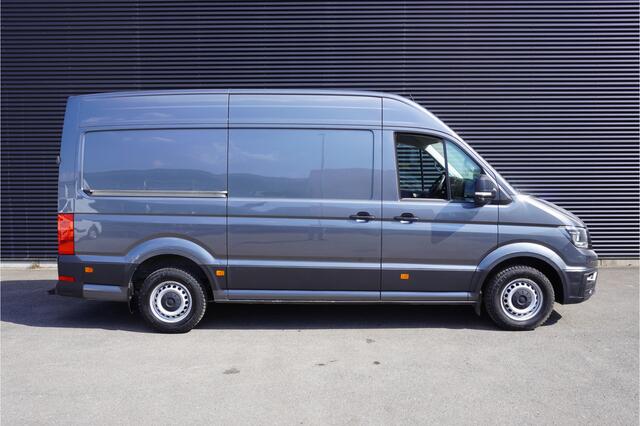 Volkswagen CRAFTER 35 180pk Automaat L3H3/L2H2 Apple Carplay Camera Parkeersensoren Trekhaak Navigatie 3-Zits Cruise control Airco