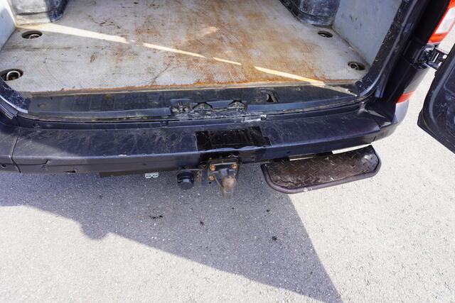 Volkswagen CRAFTER 35 180pk Automaat L3H3/L2H2 Apple Carplay Camera Parkeersensoren Trekhaak Navigatie 3-Zits Cruise control Airco