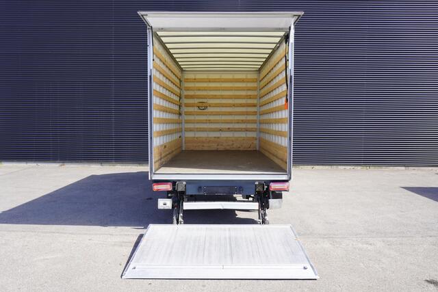 Volkswagen CRAFTER 180pk Bakwagen Laadklep Apple Carplay Navigatie Airco 3-Zits Koffer LBW