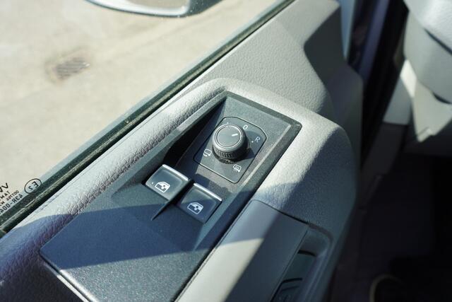 Volkswagen CRAFTER 177pk Automaat L3H3/L2H2 75 Edition Leder Apple carplay Camera Navigatie Trekhaak Cruise control Stoelverwarming