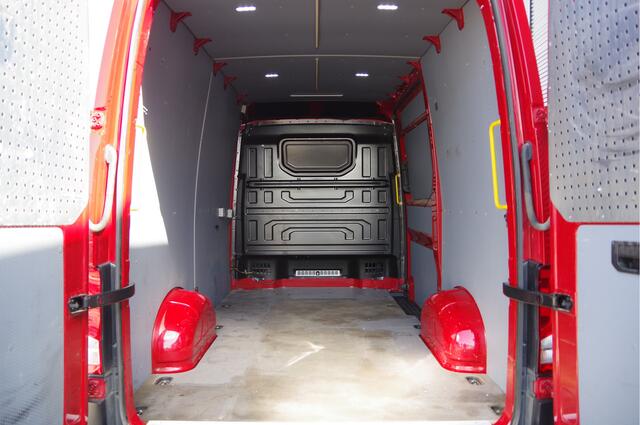 Volkswagen CRAFTER 35 2.0 TDI L3H3 177PK AUT. LED, TREKHAAK, GEV. ERGO ACTIVE STOEL, ADAPT. CRUISE, STOELVERWARMING, STUUR VERWARMING, STANDKACHEL, LEDER STUUR