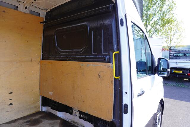 Volkswagen CRAFTER 140pk Automaat L3H3/L2H2 LED Navigatie Trekhaak Apple Carplay Camera Imperiaal Airco Cruise control