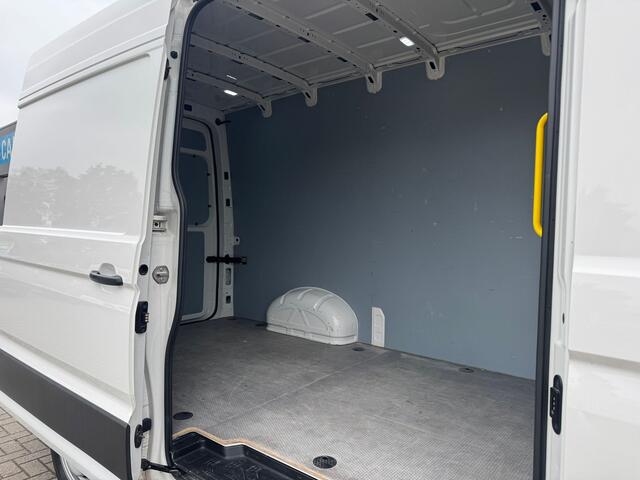 Volkswagen CRAFTER 35 2.0 TDI L3H3 > Trekhaak/P sensoren/Navigatie