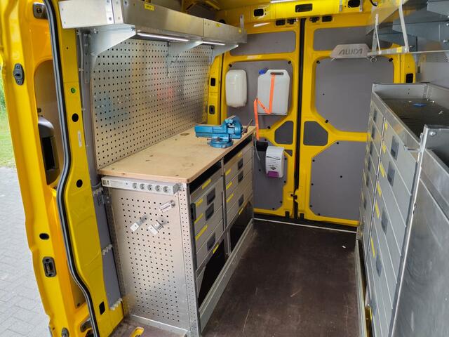Volkswagen CRAFTER 35 2.0 TDI L3H3 Highline Airco Trekhaak Comfort Plus bestuurdersstoel Cruise Control Camera Pdc Bluetooth Voorruitverwarming Inbouwkasten Omvormer Signaleringsverlichting Betonplex Vloer Wandbetimmering Licht- en regensensor 3.000KG Trekgewicht 1e Eigenaa