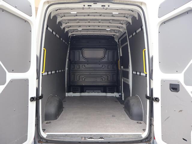 Volkswagen CRAFTER 35 2.0 TDI 177 PK AUT. L3H3 + 3000 KG TREKHAAK | ADAPTIVE CRUISE | LED | CAMERA | CARPLAY | STOELVERW.
