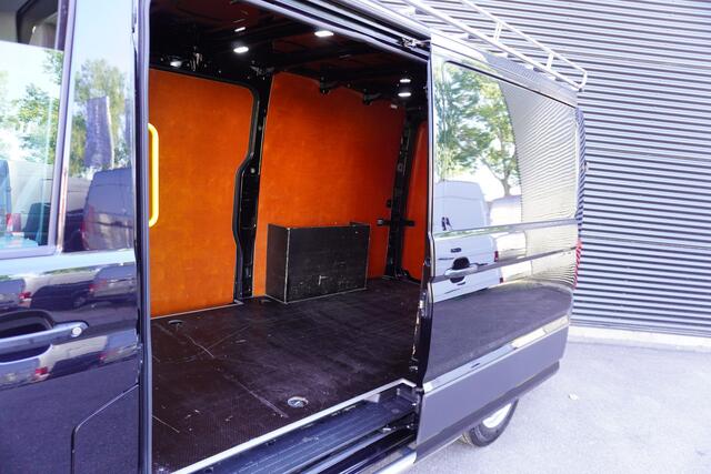 Volkswagen CRAFTER 35 2.0 TDI L3H2/L2H1 2x Schuifdeur LED Trekhaak Navigatie Camera Parkeersensoren Cruise control Imperiaal Sidebars