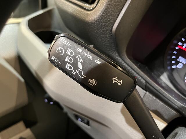 Volkswagen CRAFTER 35 2.0 TDI L3H3 140 PK Automaat / Euro 6 / Trekhaak 3.000 KG / Airco / Cruise Control / PDC / CarPlay / Navigatie / 3-Zits / 56.200 km !!