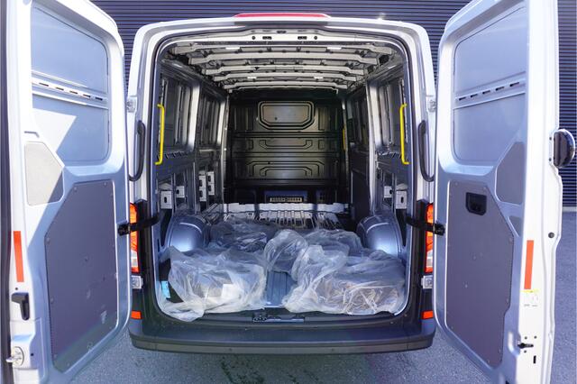 Volkswagen CRAFTER 180pk Automaat L3H2/L2H1 LED Apple Carplay Parkeersensoren Stoel+stuur verwarming Cruise control ACC