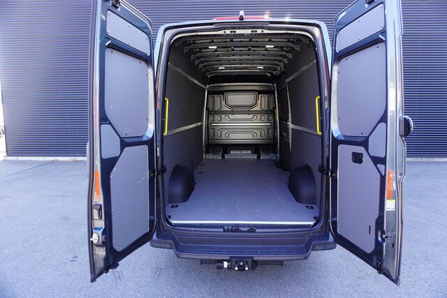 Volkswagen CRAFTER 180pk L4H3/L3H2 LED Apple Carplay Camera Parkeersensoren Navigatie Trekhaak Stoelverwarming