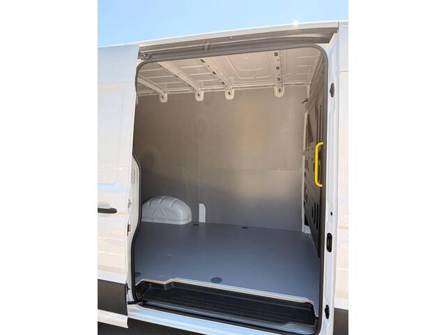 Volkswagen CRAFTER L3H3 2.0 TDI 140pk 3.5T Trendline / Direct leverbaar