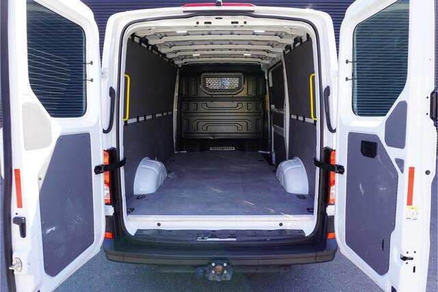 Volkswagen CRAFTER 163pk RWD Automaat L3H2/L2H1 LED 3500kg Trekhaak Navigatie Camera Apple carplay ACC Cruise control Stoelverwarming Standkachel