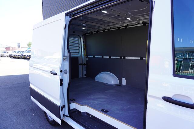 Volkswagen CRAFTER 163pk RWD Automaat L3H2/L2H1 LED 3500kg Trekhaak Navigatie Camera Apple carplay ACC Cruise control Stoelverwarming Standkachel