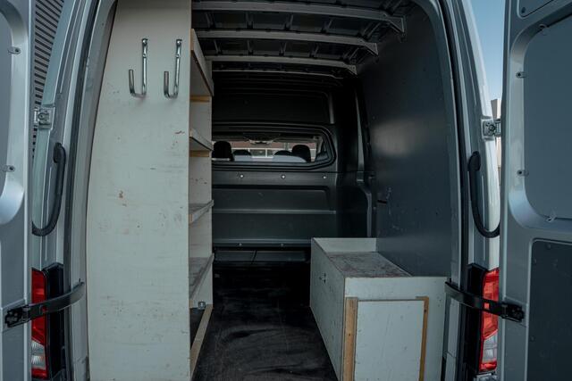 Volkswagen CRAFTER 35 2.0 TDI L3H2 DC 140PK Aut8 Trekhaak, Achteruitrijcamera, Navi, 17" LM Velgen, Voorruitverwarming, Adaptieve Cruise Control, Stoel-stuurverwarming, Houten Laadvloer