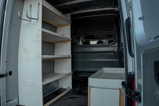 Volkswagen CRAFTER 35 2.0 TDI L3H2 DC 140PK Aut8 Trekhaak, Achteruitrijcamera, Navi, 17" LM Velgen, Voorruitverwarming, Adaptieve Cruise Control, Stoel-stuurverwarming, Houten Laadvloer