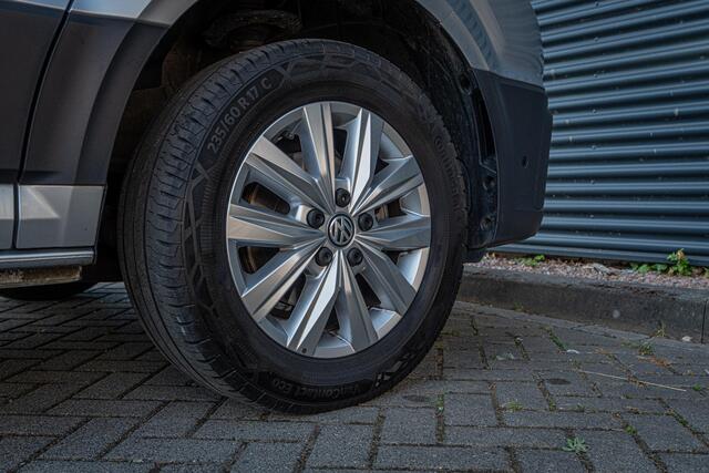 Volkswagen CRAFTER 35 2.0 TDI L3H2 DC 140PK Aut8 Trekhaak, Achteruitrijcamera, Navi, 17" LM Velgen, Voorruitverwarming, Adaptieve Cruise Control, Stoel-stuurverwarming, Houten Laadvloer