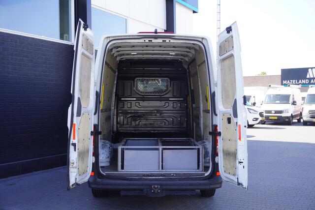 Volkswagen CRAFTER 2.0 TDI 140PK L3H2 EURO 6 - Airco - Trekhaak - Camera - ¤20.900,- Excl.