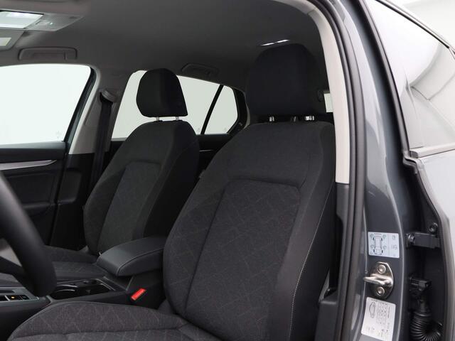Volkswagen GOLF 1.0 eTSi DSG Life | Navi | Adapt. Cruise | Privacy Glass | Parkeersensoren | 28.554 Km!!
