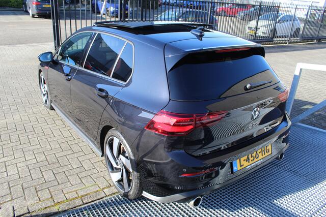 Volkswagen GOLF 2.0 TSI GTI Panoramadak/IQ Light/Navigatie/Achteruitrijcamera/Virtual cockpit/Adaptieve cruise controle/Sfeerverlichting/Draadloze telefoonoplader/Stuurverwarming/Stoelverwarming/Parkeersensoren rondom