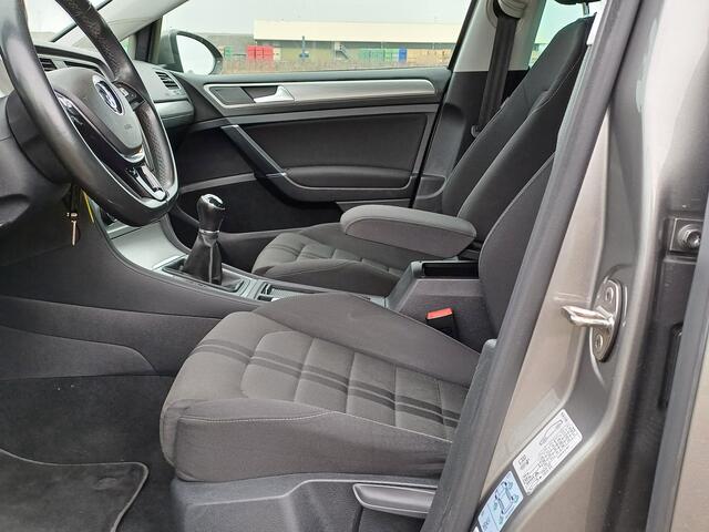 Volkswagen GOLF 1.0 TSI Connected Series /Clima/Navi/Camera/Cruise/18"/Trekh/NL/