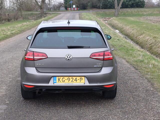 Volkswagen GOLF 1.0 TSI Connected Series /Clima/Navi/Camera/Cruise/18"/Trekh/NL/