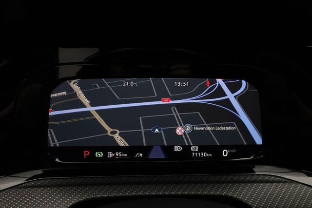 Volkswagen GOLF 1.5 eTSI 150 pk DSG R-Line | Panoramadak | Trekhaak | Harman/Kardon | IQ Light | Head-up display | Stoel-/achterbankverwarming