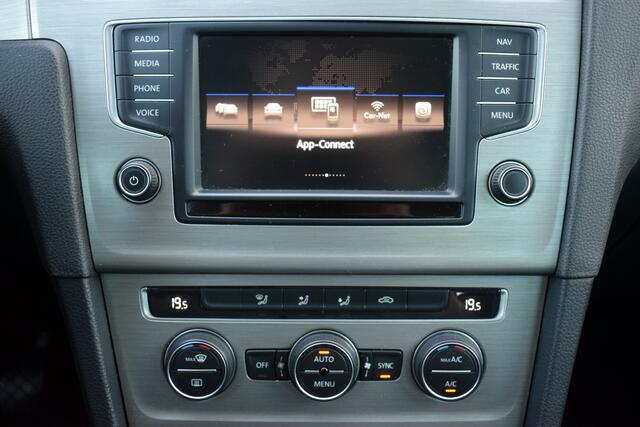 Volkswagen GOLF Variant 1.0 TSi Connected Series ECC | Carplay | Trekhaak | Sportstoelen | DAB | Full Map Navi
