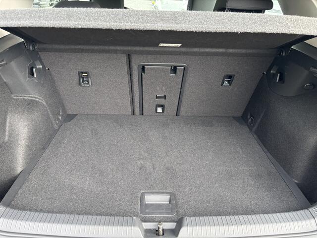 Volkswagen GOLF 5DRS 1.5 E-TSI Life Automaat Full LED / Digi-Dash / Navigatie