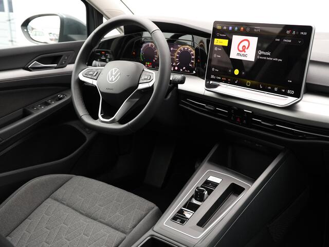 Volkswagen GOLF Life Edition 1.5 eHybrid 150 kW / 204 pk | Led | Navigatie | Stoel - stuur verwarming | Camera | PDC |