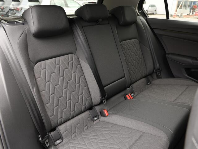 Volkswagen GOLF Life Edition 1.5 eHybrid 150 kW / 204 pk | Led | Navigatie | Stoel - stuur verwarming | Camera | PDC |
