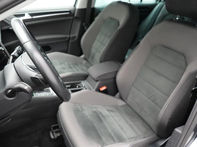 Volkswagen GOLF Variant 1.5 TSI Highline 150pk DSG | Adaptive Cruise | Carplay | Stoelverwarming/Stoelmassage | Navigatie | Spraakbediening | Sportstoelen |