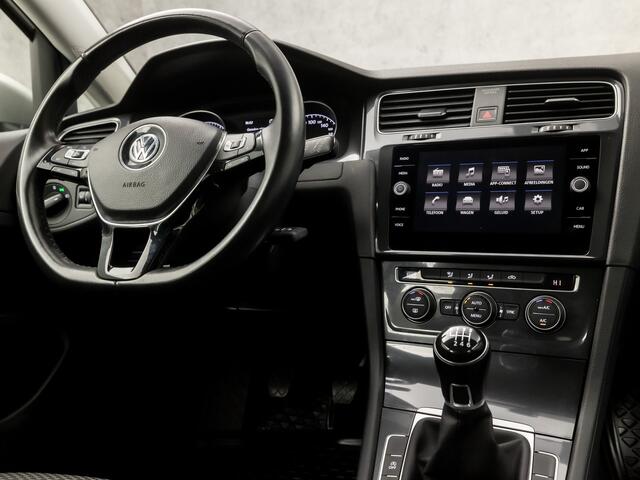 Volkswagen GOLF 1.0 TSI Sportline (APPLE CARPLAY, GROOT NAVI, CLIMATE, LM VELGEN, SPORTSTOELEN, CRUISE, NIEUWE APK, NIEUWSTAAT)