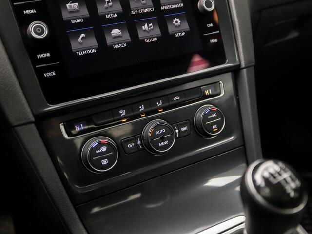 Volkswagen GOLF 1.0 TSI Sportline (APPLE CARPLAY, GROOT NAVI, CLIMATE, LM VELGEN, SPORTSTOELEN, CRUISE, NIEUWE APK, NIEUWSTAAT)