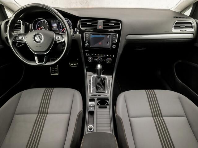 Volkswagen GOLF Variant 1.2 TSI Sportline Automaat (APPLE CARPLAY, NAVIGATIE, CLIMATE, STOELVERWARMING, GETINT GLAS, SPORTSTOELEN, CRUISE, PARKEERSENSOREN, LM VELGEN, NIEUWSTAAT)