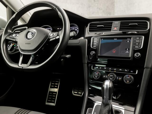 Volkswagen GOLF Variant 1.2 TSI Sportline Automaat (APPLE CARPLAY, NAVIGATIE, CLIMATE, STOELVERWARMING, GETINT GLAS, SPORTSTOELEN, CRUISE, PARKEERSENSOREN, LM VELGEN, NIEUWSTAAT)