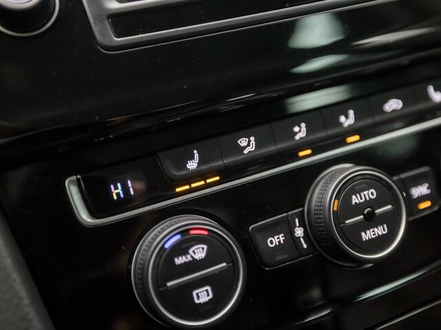 Volkswagen GOLF Variant 1.2 TSI Sportline Automaat (APPLE CARPLAY, NAVIGATIE, CLIMATE, STOELVERWARMING, GETINT GLAS, SPORTSTOELEN, CRUISE, PARKEERSENSOREN, LM VELGEN, NIEUWSTAAT)