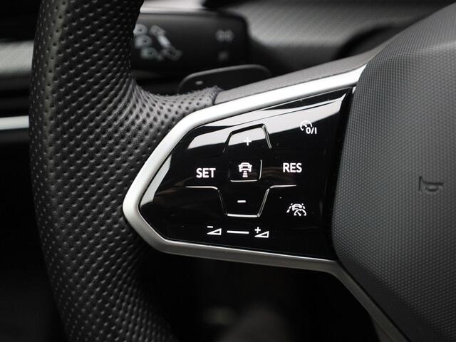 Volkswagen GOLF 1.5eTSI/150PK R-Line Blackstyle DSG · Navigatie · Camera + Parkeersensoren · App connect · Garantie tot september 2025