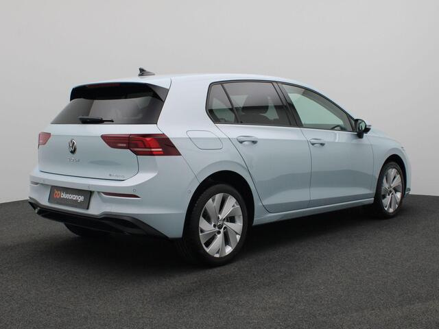 Volkswagen GOLF 1.5 eHybrid Life Edition 204pk DSG Adaptieve Cruise Controle, Navi via Apple Carplay/Android Auto, Achteruitrijcamera, Stoel-Stuurverwarming, Keyless, 17" LM Velgen