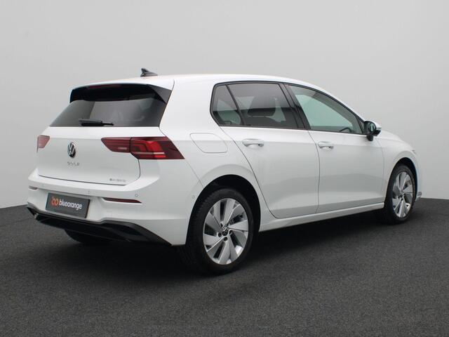 Volkswagen GOLF 1.5 eHybrid Life Edition 204pk DSG Adaptieve Cruise Controle, Navi via Apple Carplay/Android Auto, Achteruitrijcamera, Stoel-Stuurverwarming, Keyless, 17" LM Velgen