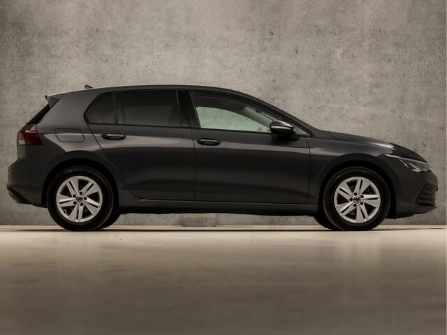 Volkswagen GOLF 1.0 eTSI Sport Automaat (APPLE CARPLAY, GROOT NAVI, STUUR/STOELVERWARMING, SFEERVERLICHTING, PARKEERSENSOREN, SPORTSTOELEN, GETINT GLAS, ADAPTIVE CRUISE, LED KOPLAMPEN, NIEUWSTAAT)
