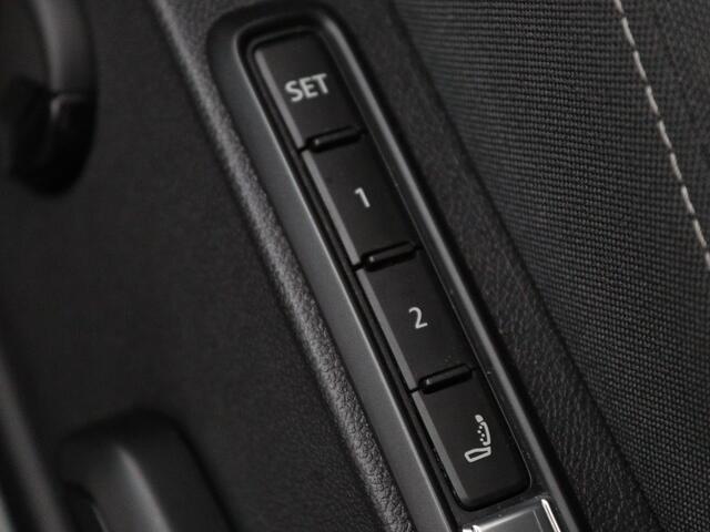 Volkswagen GOLF 1.4 eHybrid Style | Stoel & stuurverwarming | Massage | Carplay | Memory | Achterbankverwarming | Adaptive cruise | Park Assist | Sfeerverlichting | Navigatie | Full LED | PHEV