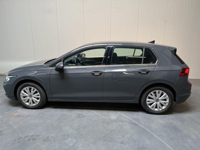 Volkswagen GOLF 1.4 eHybrid Style / AUTOMAAT/ ELEKTR. STOEL/ ADAPT. CRUISE/ APP-CONNECT/ MATRIX/ 16" LMV/ PARK. SENSOREN + CAMERA/ NAVI/ RIJ-MODI/ STOEL-STUUR VERWARM.