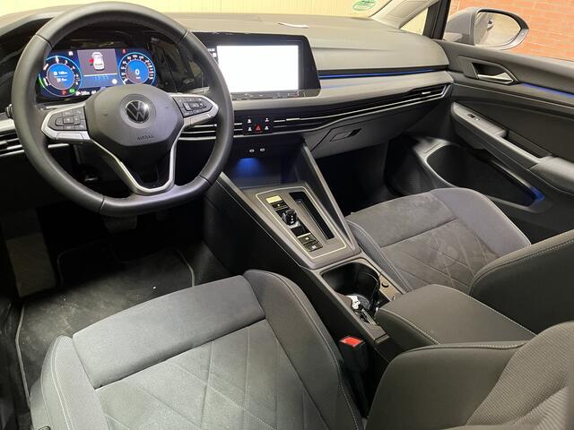 Volkswagen GOLF 1.4 eHybrid Style / AUTOMAAT/ ELEKTR. STOEL/ ADAPT. CRUISE/ APP-CONNECT/ MATRIX/ 16" LMV/ PARK. SENSOREN + CAMERA/ NAVI/ RIJ-MODI/ STOEL-STUUR VERWARM.