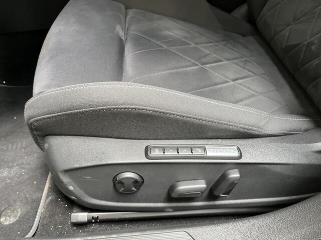 Volkswagen GOLF 1.4 eHybrid Style / AUTOMAAT/ ELEKTR. STOEL/ ADAPT. CRUISE/ APP-CONNECT/ MATRIX/ 16" LMV/ PARK. SENSOREN + CAMERA/ NAVI/ RIJ-MODI/ STOEL-STUUR VERWARM.