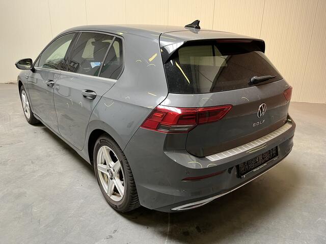 Volkswagen GOLF 1.5 eTSI Style / AUTOMAAT/ APP-CONNECT/ PARK. SENSOREN + CAMERA/ DIGITAL DASH/ ELEKTR. STOEL/ ADAPT. CRUISE/ 17" LMV/ NAVI/ RIJ-MODI/ 3-ZONE CLIMA/ MATRIX