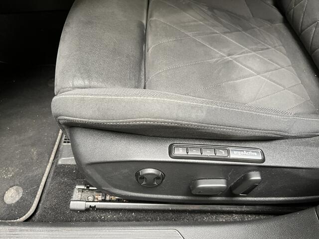 Volkswagen GOLF 1.5 eTSI Style / AUTOMAAT/ APP-CONNECT/ PARK. SENSOREN + CAMERA/ DIGITAL DASH/ ELEKTR. STOEL/ ADAPT. CRUISE/ 17" LMV/ NAVI/ RIJ-MODI/ 3-ZONE CLIMA/ MATRIX
