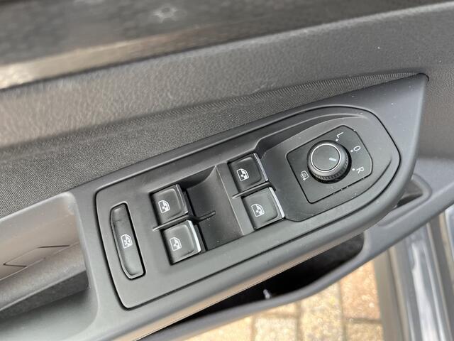 Volkswagen GOLF 1.4 eHybrid GTE / AUTOMAAT/ 245 PK/ 18" LMV/ APP-CONNECT/ PARK. SENSOREN + CAMERA/ RIJ-MODI/ STOEL-STUUR VERWARM./ ADAPT. CRUISE/ DIGITAL DASH/ CLIMA/ DAB