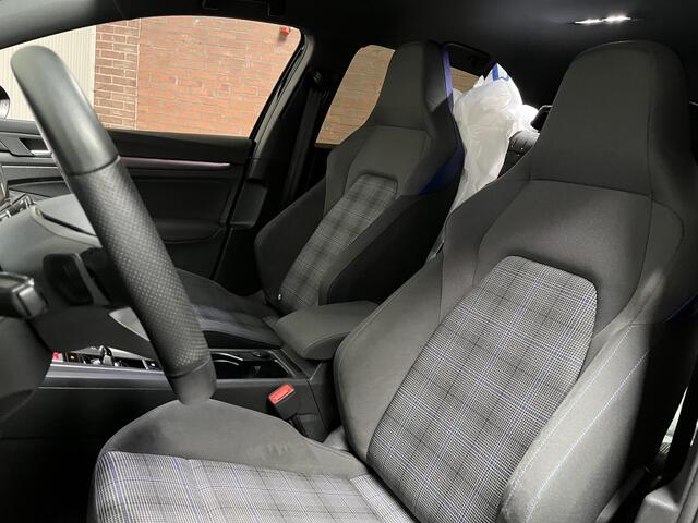 Volkswagen GOLF 1.4 eHybrid GTE / AUTOMAAT/ 245 PK/ PARK. SENSOREN + CAMERA/ CLIMA 3-ZONE/ APP-CONNECT/ STOEL VERWARM. V+A/ STUUR VERWARM./ NAVI/ ADAPT. CRUISE/ 17" LMV/ DAB/ KEYLESS