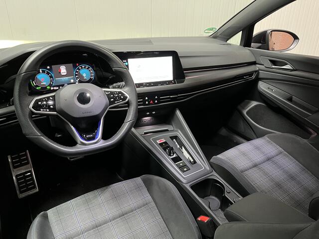 Volkswagen GOLF 1.4 eHybrid GTE / AUTOMAAT/ 245 PK/ PARK. SENSOREN + CAMERA/ CLIMA 3-ZONE/ APP-CONNECT/ STOEL VERWARM. V+A/ STUUR VERWARM./ NAVI/ ADAPT. CRUISE/ 17" LMV/ DAB/ KEYLESS
