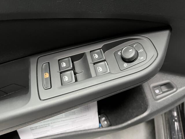 Volkswagen GOLF 1.4 eHybrid GTE / AUTOMAAT/ 245 PK/ PARK. SENSOREN + CAMERA/ CLIMA 3-ZONE/ APP-CONNECT/ STOEL VERWARM. V+A/ STUUR VERWARM./ NAVI/ ADAPT. CRUISE/ 17" LMV/ DAB/ KEYLESS