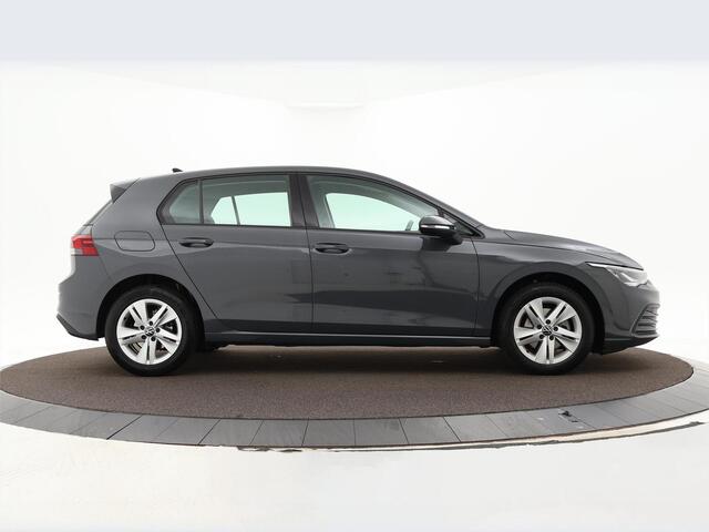 Volkswagen GOLF 1.0 eTsi 110pk DSG Life · Apple/Android Car Play · Navi · P-Sensoren · ACC · DAB · 16'' Inch · Garantie t/m 14-11-2026 of 100.000km